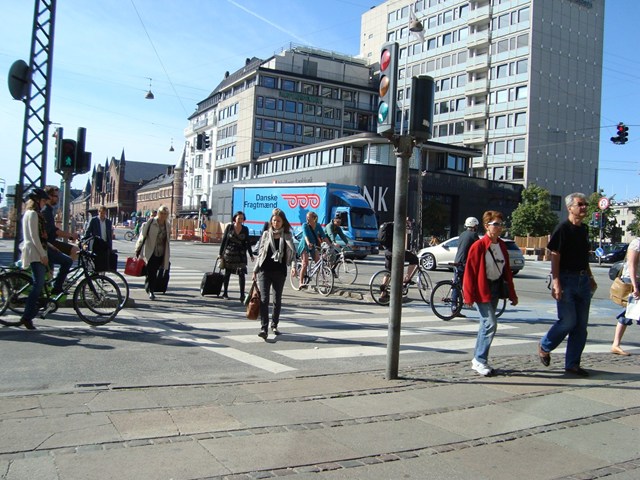 21日木曜日、朝、9時前。遠くに駅舎が見える。コペンハーゲン中央駅、駅回りの大通り。目立つのは車より自転車。